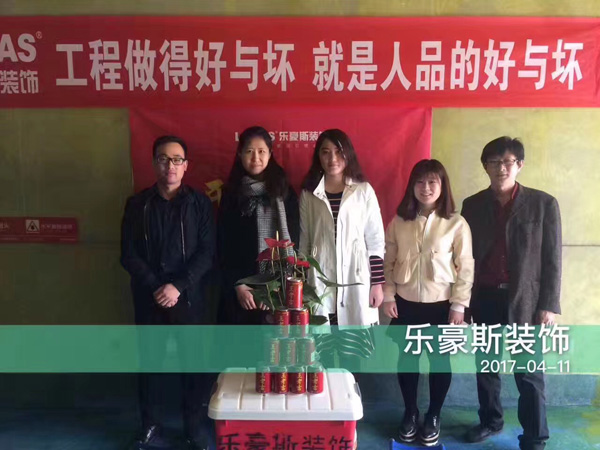 設(shè)計(jì)師李叢和客戶(hù)合影