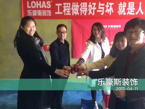 設(shè)計(jì)師李叢和客戶(hù)合影