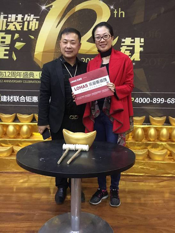 榮盛華府女士與設(shè)計(jì)師簽單留念