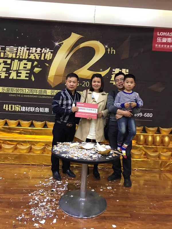 馬志強(qiáng)與十三所宿舍業(yè)主合影