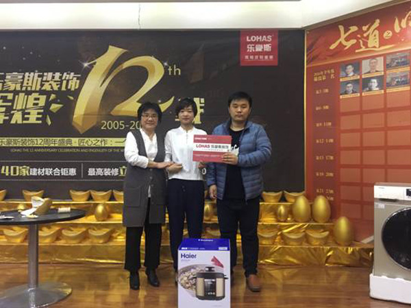 設(shè)計(jì)師張亞與簽單客戶(hù)合影