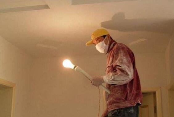 裝修刮膩?zhàn)右嗌馘X